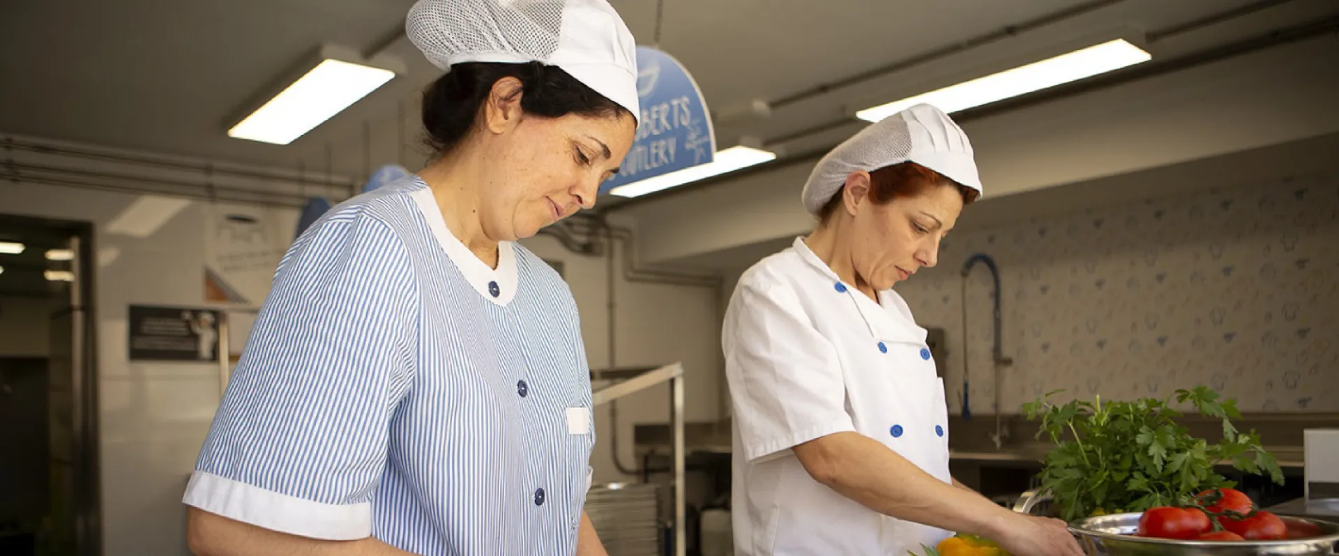 2 mujeres chefs en la cocina
