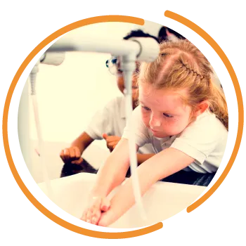 una niña lavándose las manos